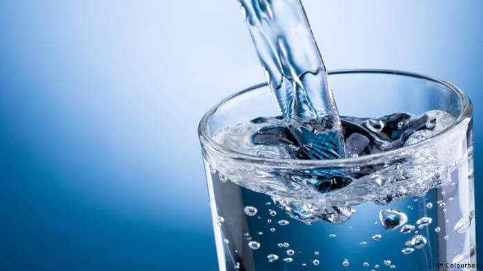 does drinking water increase belly fat