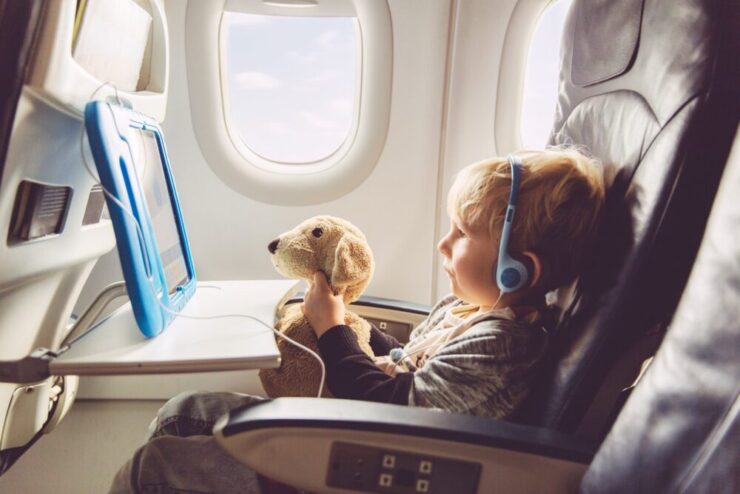 how-to-entertain-a-1-year-old-baby-on-a-plane-2024-guide