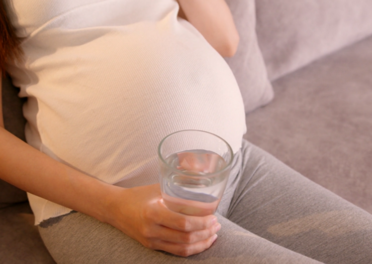 pregnant woman drink a glass of water