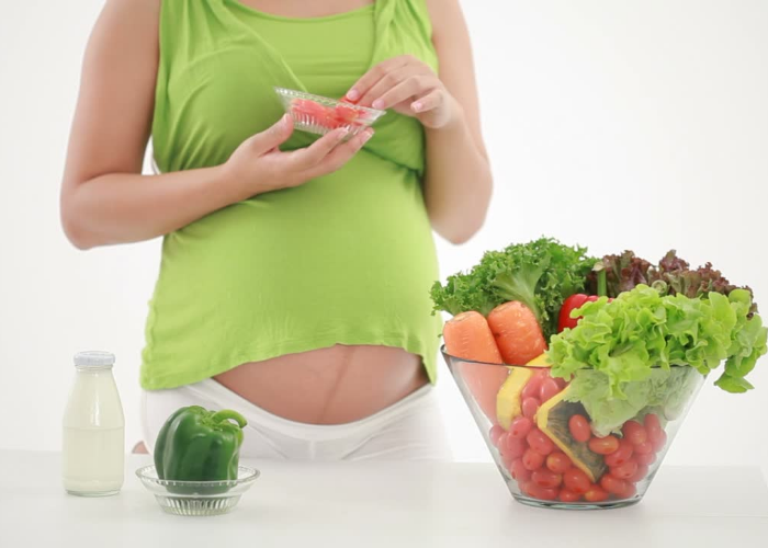 pregnant woman eat fresh vegetables
